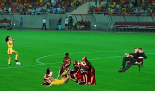 Generaţii sacrificate pe altarul eficienţei / Teatru si fotbal