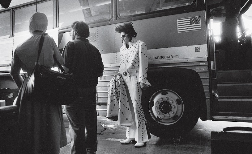 Autocarul, tricoul şi certificatul de căstorie ale lui Elvis Presley, de vânzare