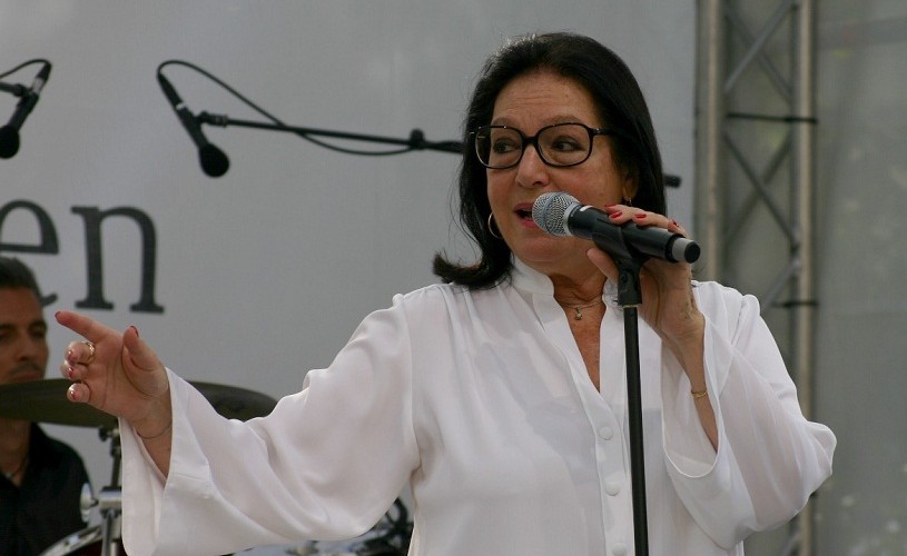Nana Mouskouri concertează la Bucureşti, pe 25 noiembrie