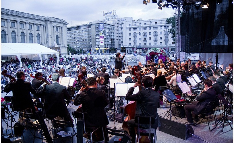 Verdi, Puccini, Donizetti, Ceaikovski, în aer liber, în Piaţa Festivalului „George Enescu”