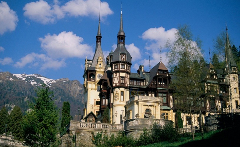 Sicriul cu trupul neînsuflețit al Reginei Ana, depus la Castelul Peleș