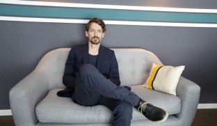O duzină de întrebări pentru un regizor pe val: Bogdan Mirică