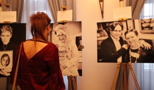 Mama, o expoziție cu îngeri fără aripi