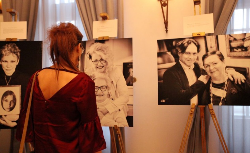 Mama, o expoziție cu îngeri fără aripi