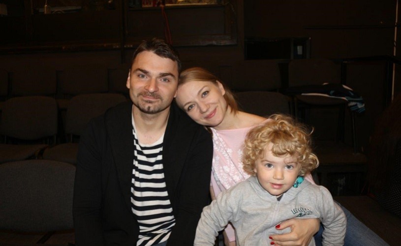 De meserie actor. Pe scena tulceană a Teatrului “Jean Bart”, cu familia Naum
