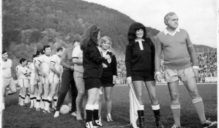 Dem Rădulescu, arbitrat de Stela Popescu (profil), Vasilica Tastaman și Cristina Stamate. Fotografie din anul 1982