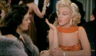 Undeva, cândva… / Marilyn Monroe, în anul 1954, alături de cadilacul său negru