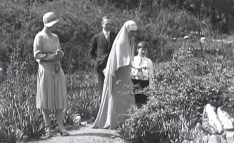 METROPOLIS VIRAL: Regina Maria & Regele Mihai în curtea Castelului Bran