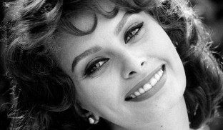 Sophia Loren, în 17 fotografii alb-negru. Legendara actriță a împlinit 84 de ani!