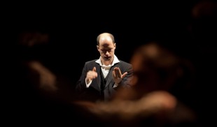 De la pupitrul celebrei orchestre London Philharmonic, la Sala Radio: dirijorul german RALF SOCHACZEWSKY