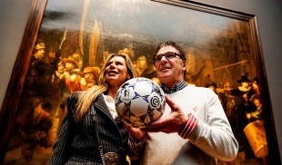 Mingea oficială a campionatului Olandei, dedicată lui Rembrandt. 2019 este „Anul Rembrandt”