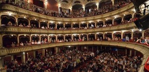 Ghid de bună purtare la teatru. 10 lucruri pe care nu trebuie să le faci