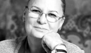 Ilinca Tomoroveanu și garoafa roșie la coadă la pui…