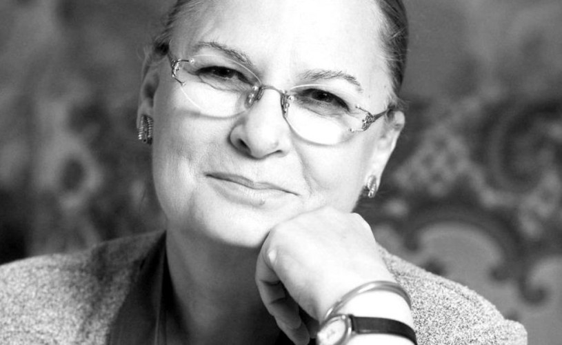 Ilinca Tomoroveanu și garoafa roșie la coadă la pui…
