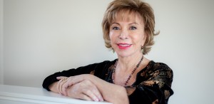 Romanul „O lungă petală de mare” de Isabel Allende, disponibil în librării