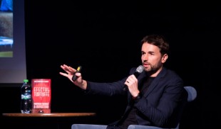 Octavian Saiu: „Cred că teatrele cu șansă reală de a supraviețui sunt cele definite de spirit autocritic…”