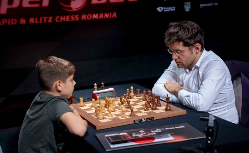Garry Kasparov ține o lecție de șah pentru copii, în deschiderea turneului de șah Superbet Chess Classic Romania 2021