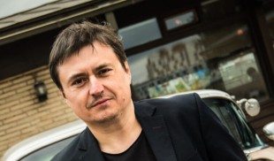 4 lungmetraje, 5 premii la Cannes și un Palme d’Or. Sau Cristian Mungiu, la 50 de ani