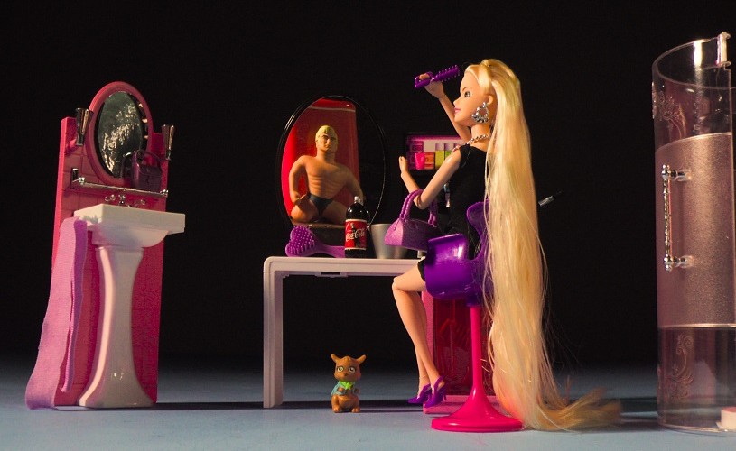 Scurtmetrajul „Plastic semiotic”, regizat de Radu Jude, prezentat la Festivalul de Film de la Veneția