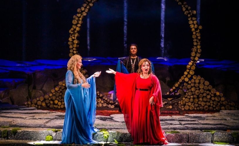 „Norma” – mister, glamour și „haute couture”