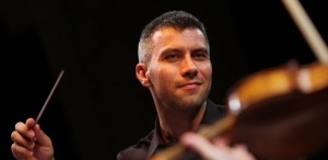 Dirijorul TIBERIU SOARE și violoncelistul RĂZVAN SUMA vor fi aplaudați pe scena Sălii Radio