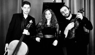 Pianista Andra Mărgineanu, violonistul Aaron Cavassi și violoncelistul Soma Dávid-Kacso în Stagiunea de marți seara