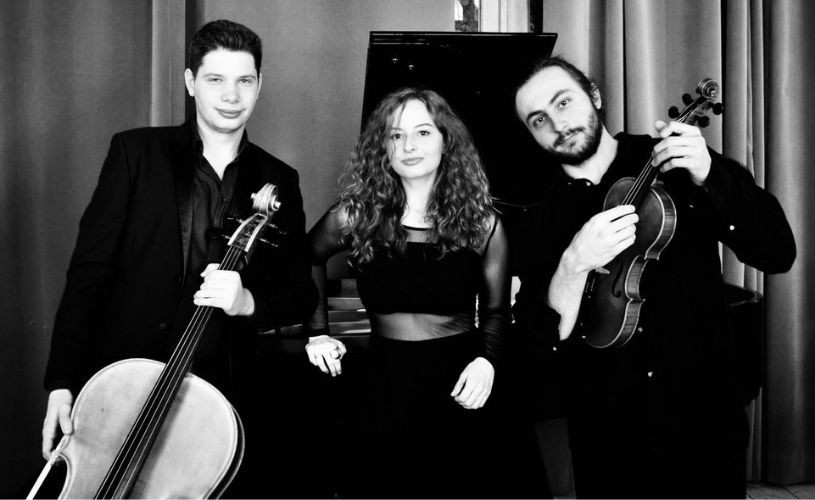 Pianista Andra Mărgineanu, violonistul Aaron Cavassi și  violoncelistul Soma Dávid-Kacso în Stagiunea de marți seara