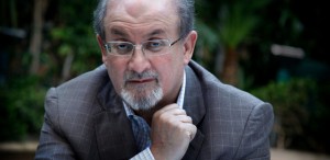 Scriitorul Salman Rushdie, atacat la New York