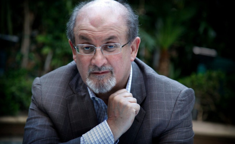 Scriitorul Salman Rushdie, atacat la New York