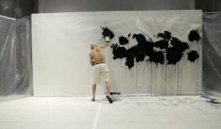 Peste 300 de fragmente din filme cu și despre artiști surprinse în LIVE, instalația de artă video a artistului Alex Manea