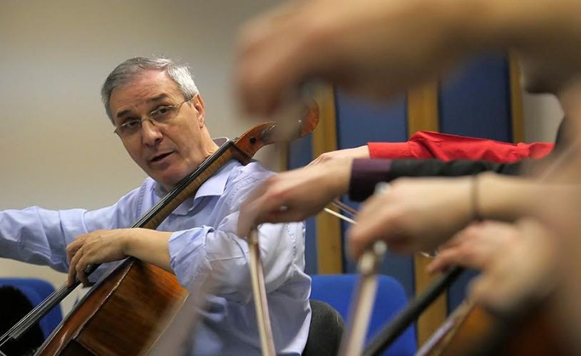 Marin Cazacu şi Violoncellissimo deschid turneul „Clasic la puterea a treia”