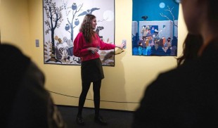 Revelația toamnei la Art Safari: Lilian Theil, o bătrână care zâmbește și „pictează” cu acul de cusut