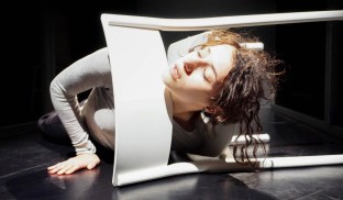 Oana Răsuceanu: „Interior/Exterior” nu este despre „acea perioadă”, ci despre noi…