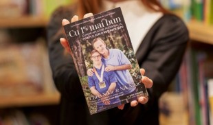 „Cu 1% mai bun”, povestea tânărului care a scris istorie, devenind prima persoană cu sindrom Down care a terminat un triatlon IronMan