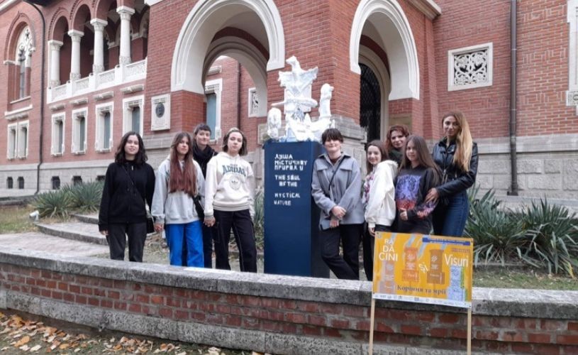 Patru monumente spun povestea adolescenților din Ucraina în cadrul proiectului „Open Museums Open Hearts”