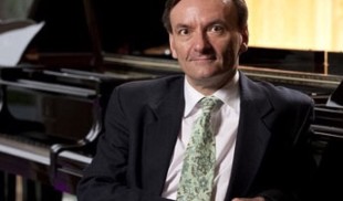Marele pianist Sir Stephen Hough cântă Brahms la Ateneul Român