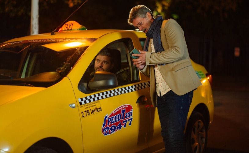 TAXIMETRIȘTI, filmul care îi readuce pe Monica Bîrlădeanu și Andi Vasluianu pe același generic după 10 ani de la „Despre oameni și melci”