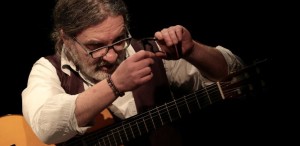 Cea mai solo chitară solo cântă în cel mai boem loc din București. Recital Maxim Belciug