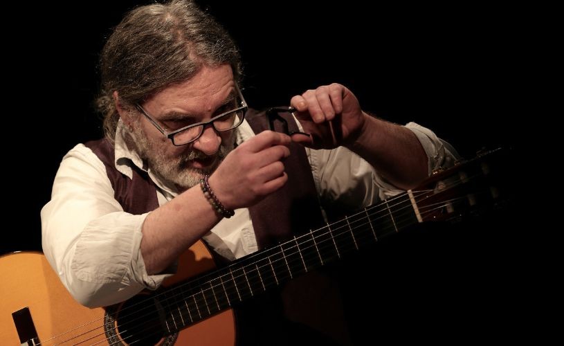 Cea mai solo chitară solo cântă în cel mai boem loc din București. Recital Maxim Belciug