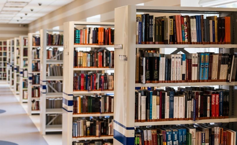 „Blind date with a book” la Biblioteca Metropolitană București