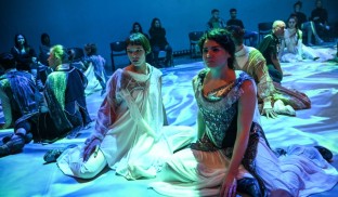 TNRS dăruiește spectacolul „Felii” de Ziua Mondială a Teatrului pe Scena Digitală