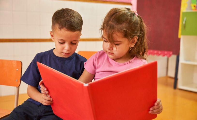 De Paște, Curtea Veche Publishing, alături de Alex și Cristina Donovici și World Vision România, doneză cărți pentru copiii din mediile defavorizate