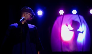 Spectacolul performativ „KOMOREBI. Lumina care se filtrează printre copaci”, în turneu în luna mai