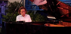 Turneul Național „Pianul Călător 13” al pianistului Horia Mihail continuă cu trei concerte la Iaşi, Roman şi Bârlad