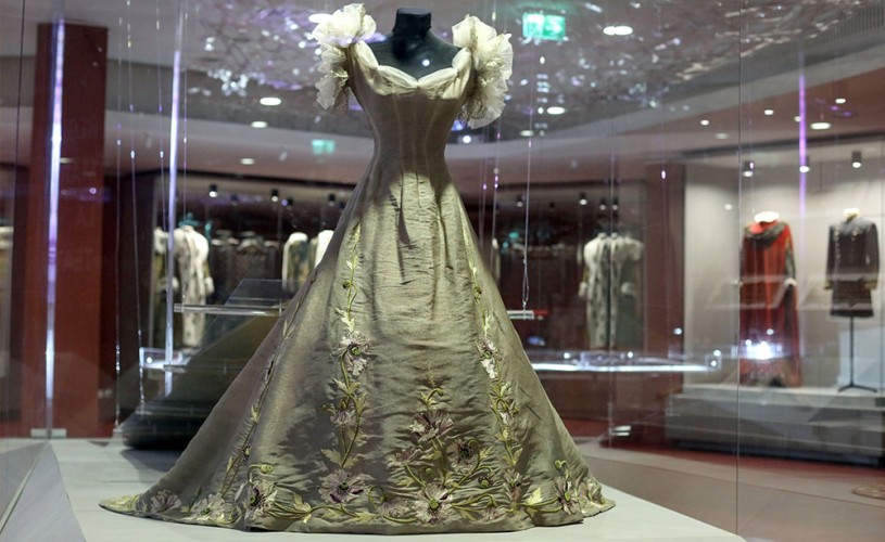 Rochia cu fir de argint a Reginei Maria, expusă la TNB, în Noaptea Muzeelor