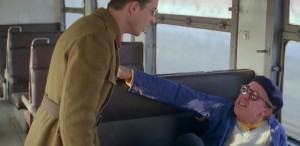 Unul dintre cele mai bune filme românești ale tuturor timpurilor, „E pericoloso sporgersi”, intră din nou în cinema