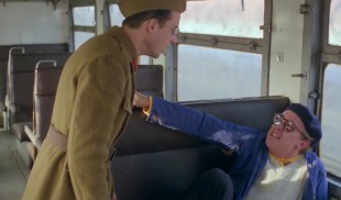 Unul dintre cele mai bune filme românești ale tuturor timpurilor, „E pericoloso sporgersi”, intră din nou în cinema