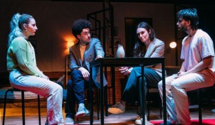 „Credit”-ul care schimbă oameni și relații, la Teatrul Metropolis