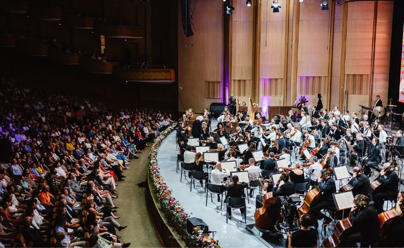 Orchestra Simfonică din Londra sub bagheta lui Sir Simon Rattle revine pe scena de la Sala Palatului