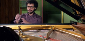 Pianistul Cătălin Răducanu, concert în aer liber la Grădina cu Filme din București, în Turneul Național Un artist, un pian și un țambal - clasic, jazz, folclor